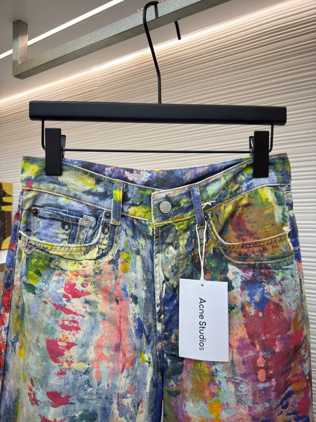 Acne Studios paint-printed jeans ●Authentic product: Purchased and developed by 6263 ●Item number: 1680126-A75 ●Material: denim ●Technology: Printing ●Version: Fitted version ●Size: 32-34-36-38-40-42 ●Description: Using advanced 3D printing technology and high-quality 3D cold transfer printing technology to ensure that the denim fabric has the same texture and feel as traditional denim. Use 3D printing technology to restore the original color saturation, accurately control the thickness and texture of the denim fabric, and use an advanced 3D printer to print the denim fabric layer by layer until the entire part is completed. Each piece is separated efficiently and accurately through computer typesetting and laser cutting. The overall routing is straight and delicate, the fabric is comfortable and soft, the color is consistent and there is no color difference, it can be matched with the same style to create a fashionable look, and can be used in various occasions, customized accessories, complete with three standards, the same style for men and women!
